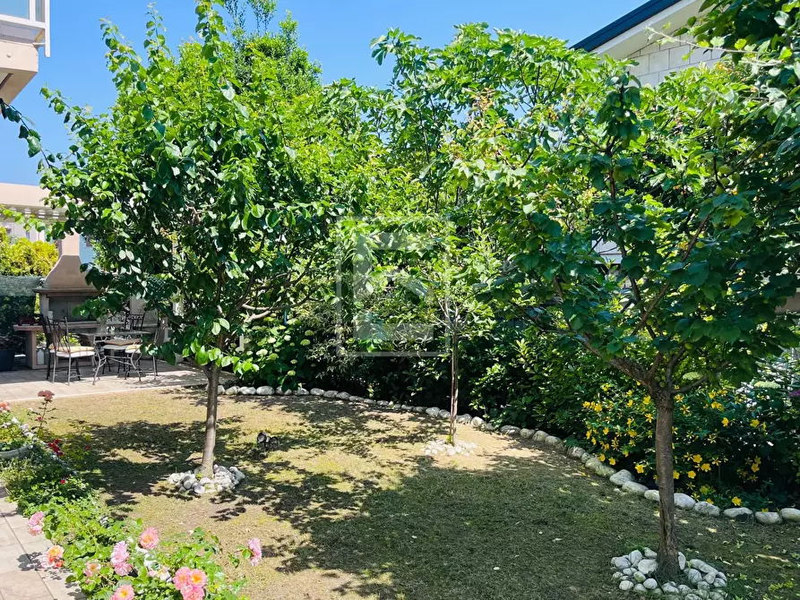 Immagine 9 di Villa in vendita  in VIA GUIDO ZADEI a Desenzano Del Garda