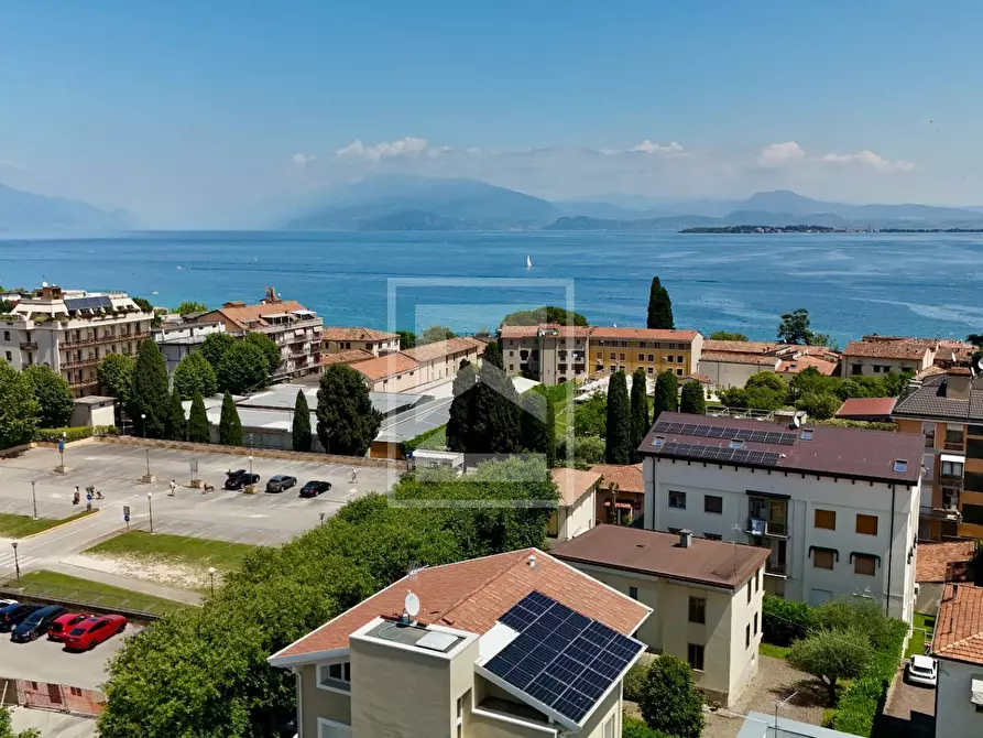 Immagine 1 di Attico in vendita  in via scuole a Desenzano Del Garda