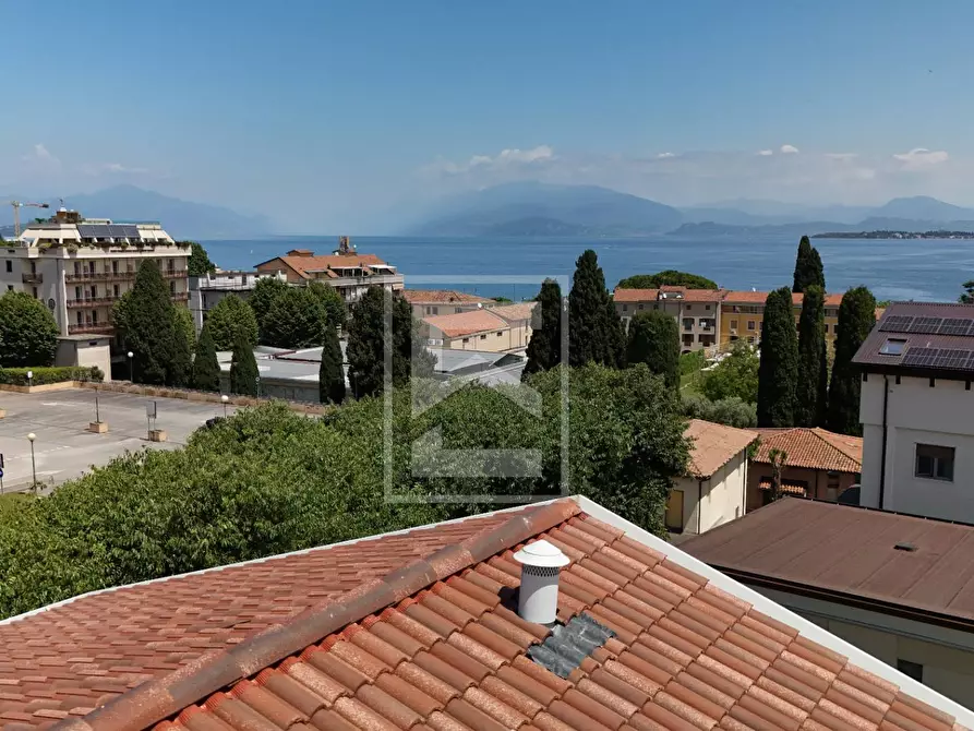 Immagine 3 di Attico in vendita  in via scuole a Desenzano Del Garda
