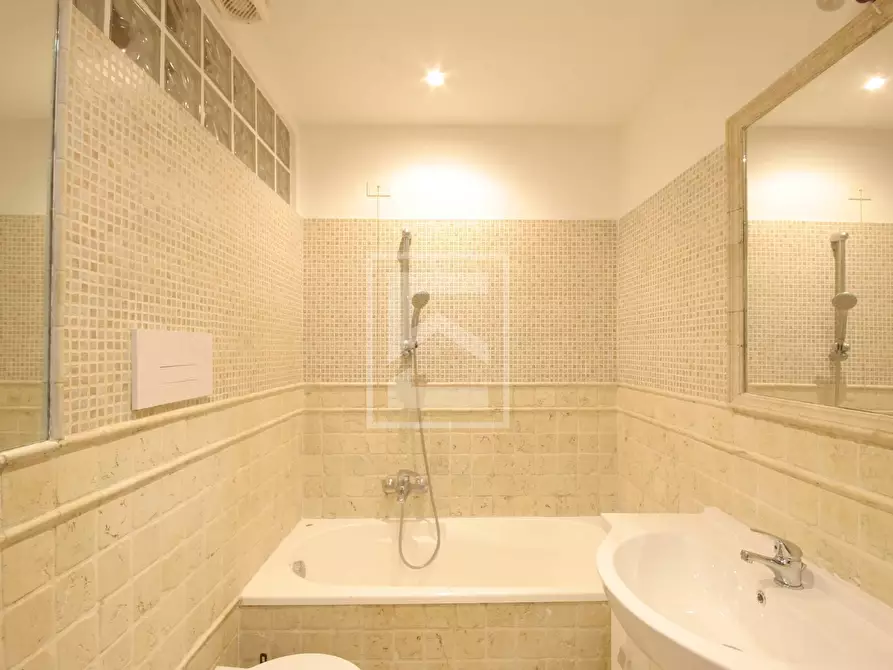 Immagine 11 di Appartamento in vendita  in VIA VITTORIALE 11 a Gardone Riviera