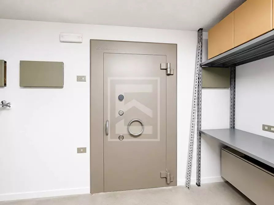 Immagine 27 di Negozio in affitto  in Malvezzi a Desenzano Del Garda