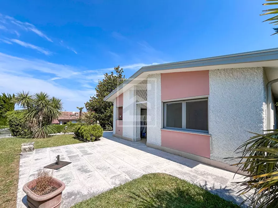 Immagine 1 di Villa in vendita  in via bosca 38 a Lazise