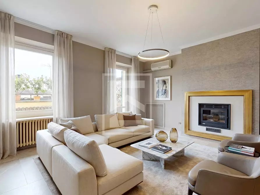 Immagine 1 di Appartamento in vendita  in corso Zanardelli 44 a Gardone Riviera