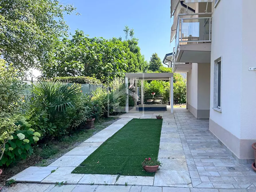 Immagine 15 di Villa in vendita  in VIA GUIDO ZADEI a Desenzano Del Garda