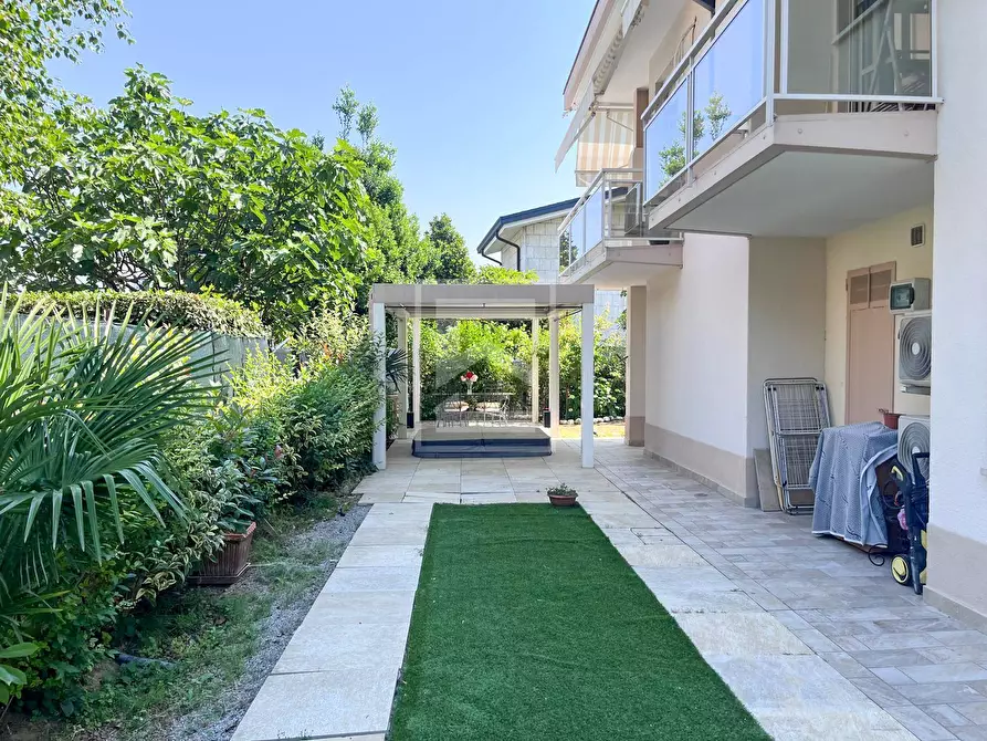Immagine 22 di Villa in vendita  in VIA GUIDO ZADEI a Desenzano Del Garda
