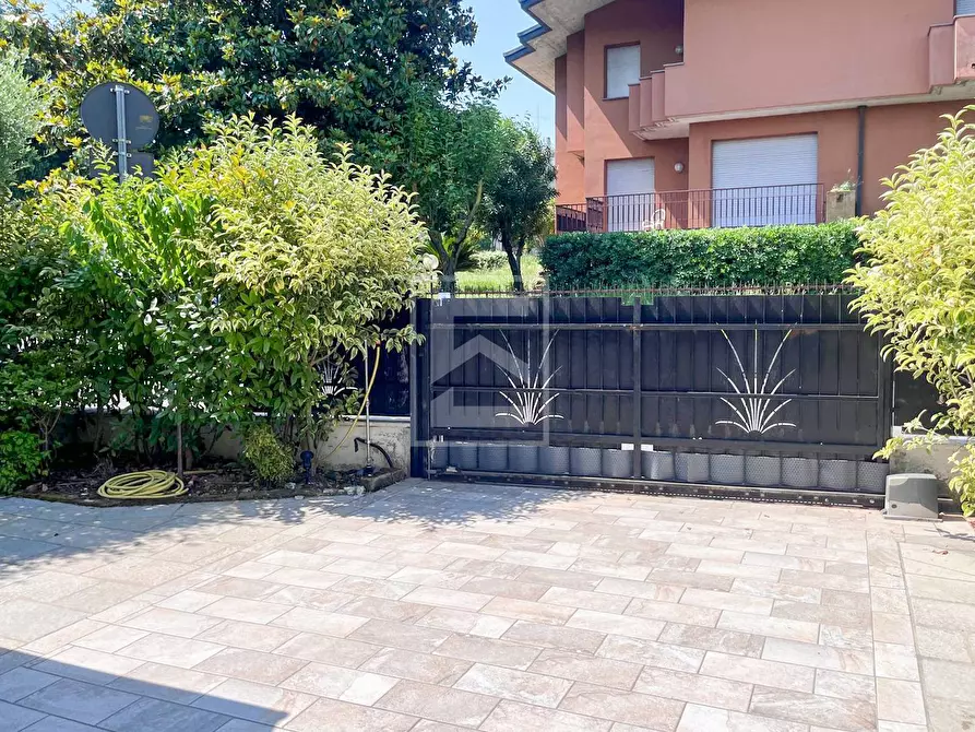 Immagine 30 di Villa in vendita  in VIA GUIDO ZADEI a Desenzano Del Garda