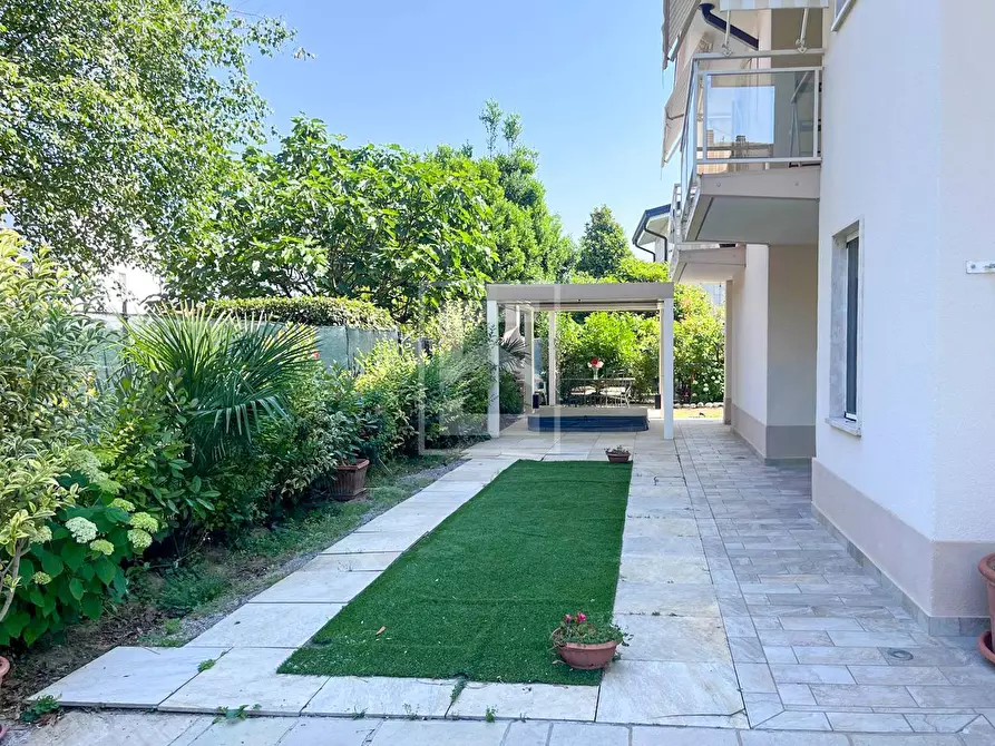 Immagine 33 di Villa in vendita  in VIA GUIDO ZADEI a Desenzano Del Garda