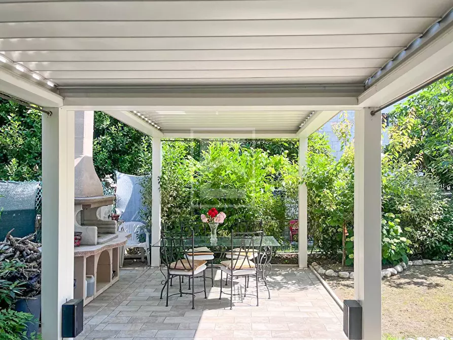 Immagine 1 di Villa in vendita  in VIA GUIDO ZADEI a Desenzano Del Garda