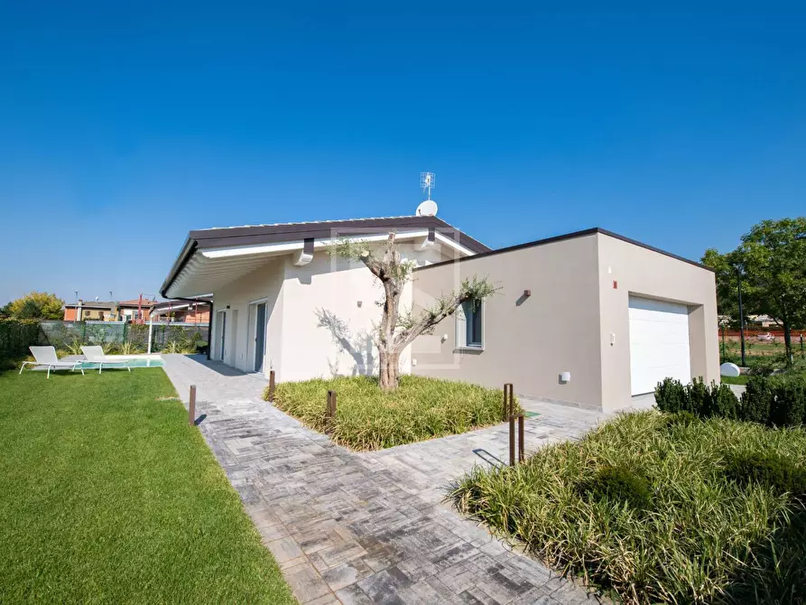 Immagine 1 di Villa in vendita  in Via Roma a Calvagese Della Riviera