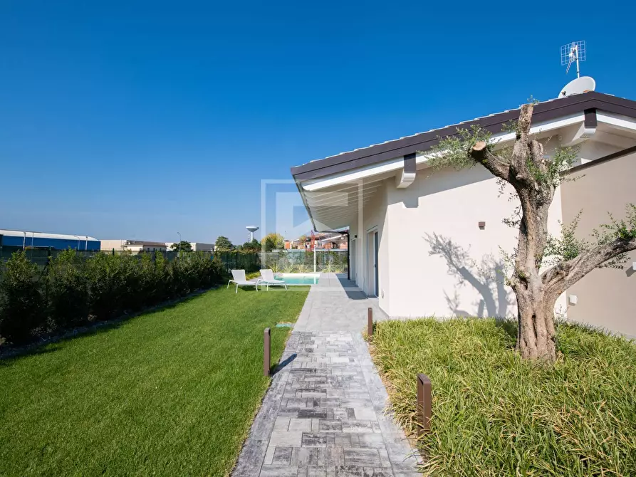 Immagine 2 di Villa in vendita  in Via Roma a Calvagese Della Riviera
