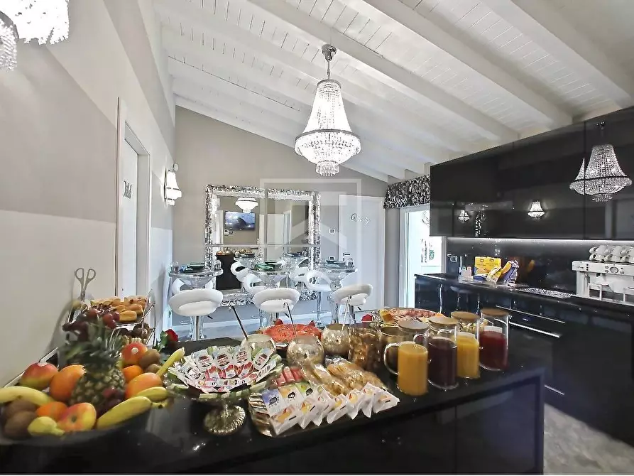 Immagine 10 di Albergo/B&B/Residence in vendita  in Via Caporali a Desenzano Del Garda