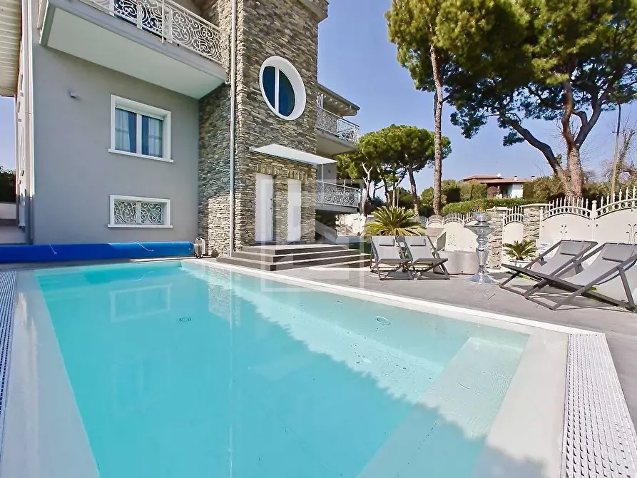 Immagine 5 di Villa in vendita  in via Caporali a Desenzano Del Garda