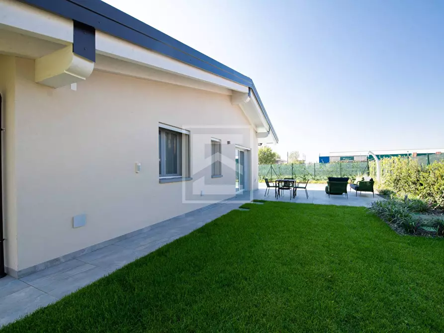 Immagine 12 di Villa in vendita  in Via Roma a Lonato del Garda