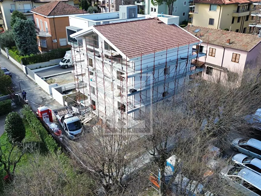 Immagine 10 di Attico in vendita  in via scuole a Desenzano Del Garda