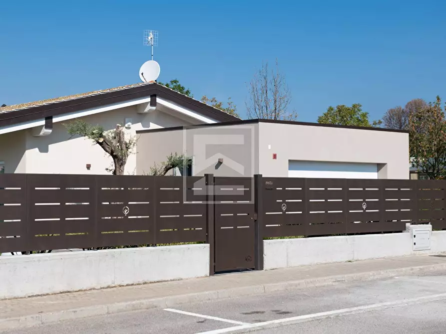 Immagine 11 di Villa in vendita  in Via marconi a Pozzolengo