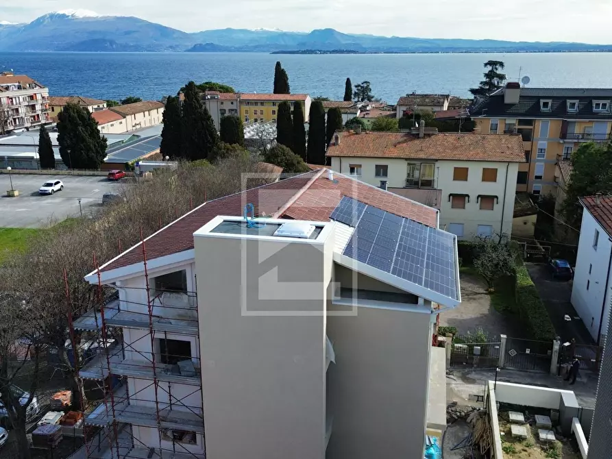 Immagine 1 di Attico in vendita  in via scuole a Desenzano Del Garda