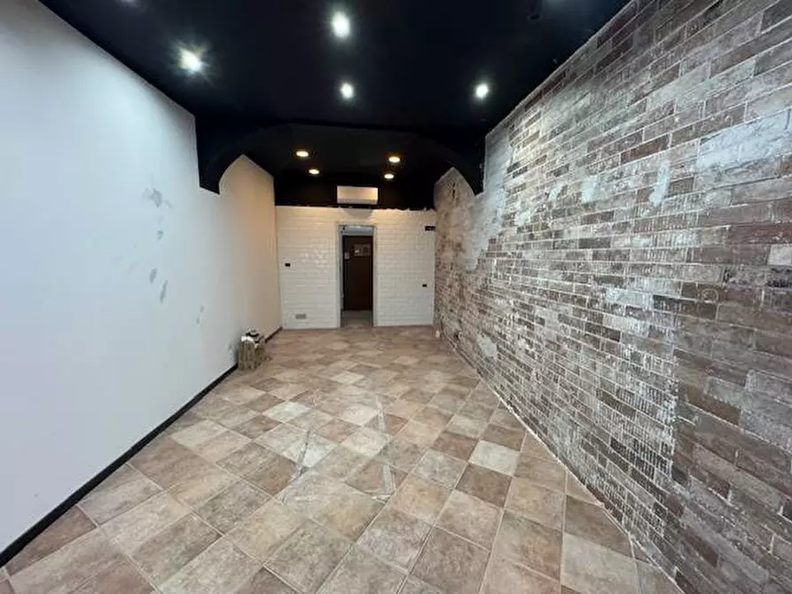 Immagine 4 di Locale commerciale in affitto  in corso Carlo Alberto 36 a Pavia