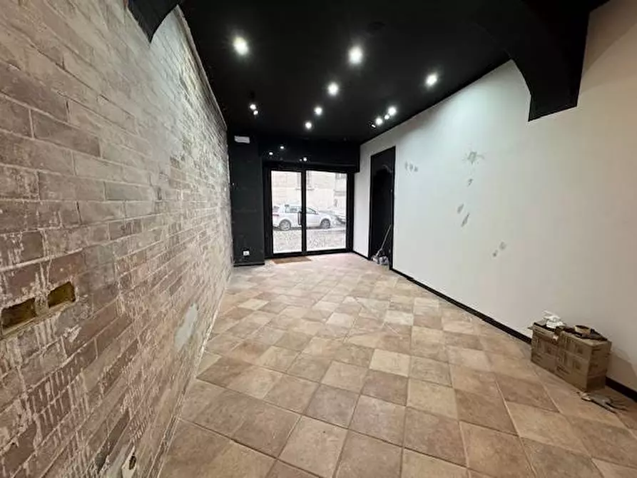 Immagine 2 di Locale commerciale in affitto  in corso Carlo Alberto 36 a Pavia