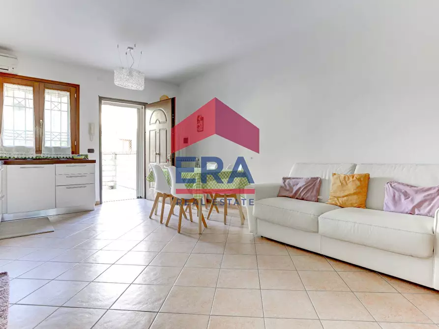 Immagine 19 di Casa semindipendente in vendita  in Via Treviso a Pomezia