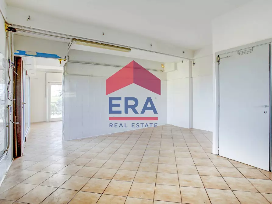 Immagine 12 di Negozio in affitto  in Via Carife 91 a Roma