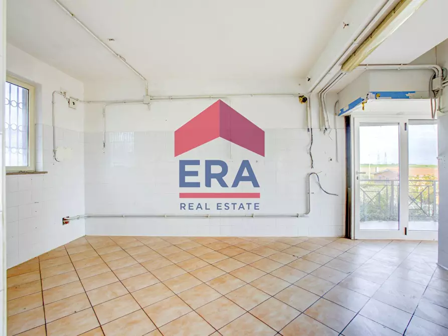 Immagine 13 di Negozio in affitto  in Via Carife 91 a Roma