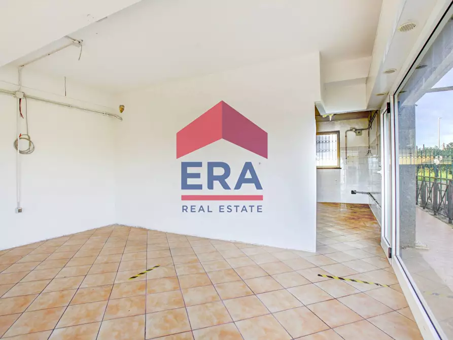 Immagine 17 di Negozio in affitto  in Via Carife 91 a Roma