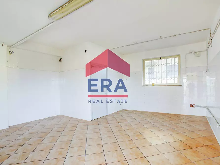 Immagine 18 di Negozio in affitto  in Via Carife 91 a Roma