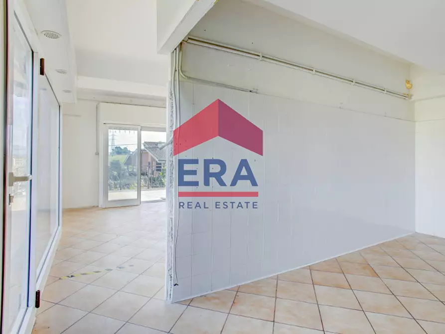 Immagine 19 di Negozio in affitto  in Via Carife 91 a Roma