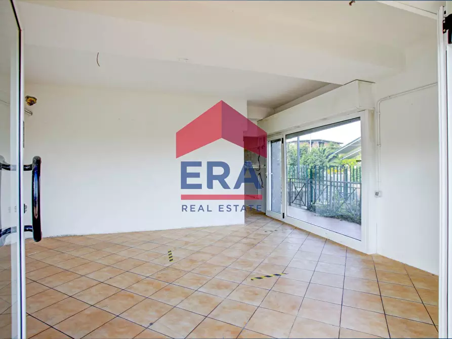 Immagine 21 di Negozio in affitto  in Via Carife 91 a Roma