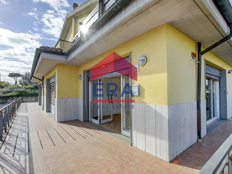 Immagine 2 di Negozio in affitto  in Via Carife 91 a Roma