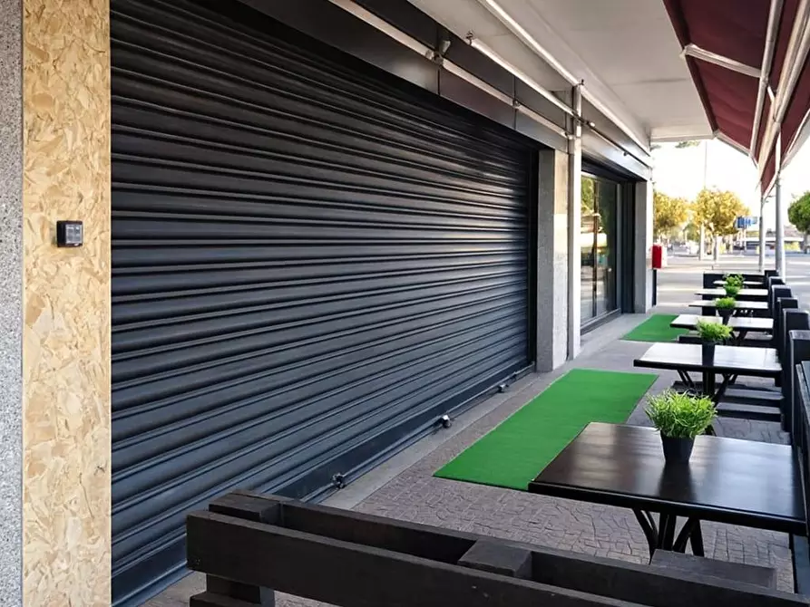 Immagine 2 di Attività commerciale in vendita  in Via Dei Castelli Romani 22 a Pomezia