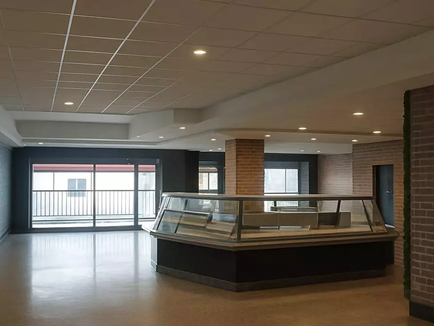 Immagine 3 di Attività commerciale in vendita  in Via Dei Castelli Romani 22 a Pomezia