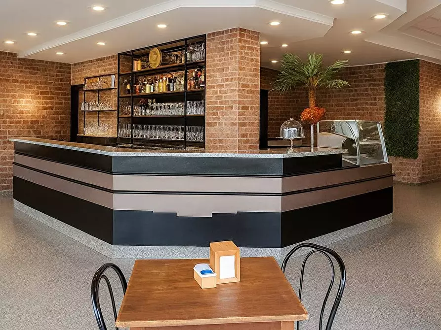 Immagine 4 di Attività commerciale in vendita  in Via Dei Castelli Romani 22 a Pomezia