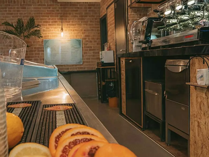 Immagine 7 di Attività commerciale in vendita  in Via Dei Castelli Romani 22 a Pomezia