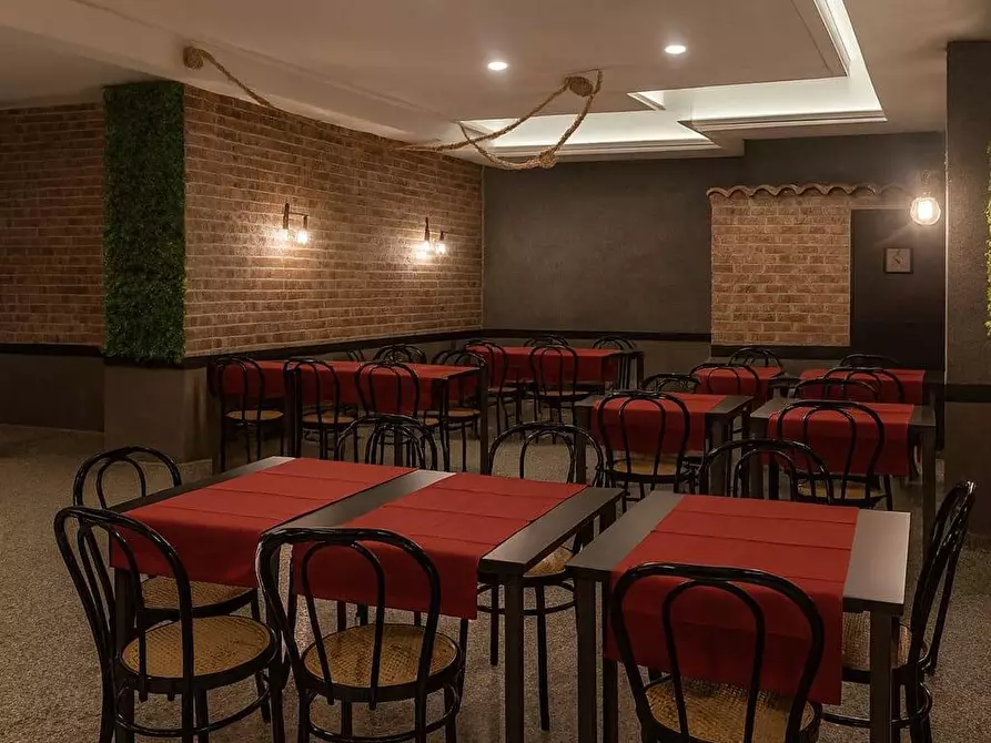 Immagine 8 di Attività commerciale in vendita  in Via Dei Castelli Romani 22 a Pomezia