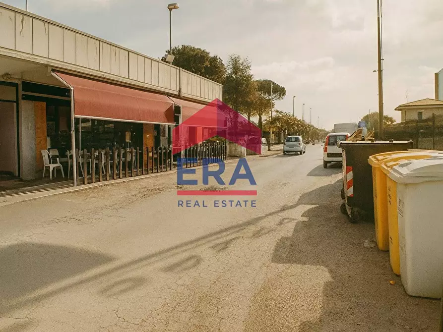 Immagine 10 di Attività commerciale in vendita  in Via Dei Castelli Romani 22 a Pomezia