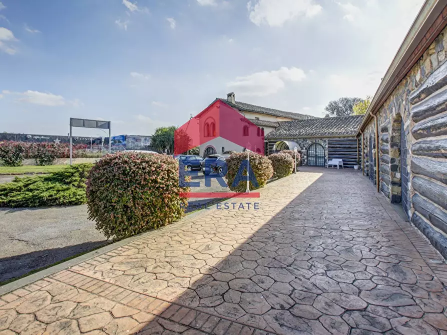 Immagine 2 di Attività commerciale in vendita  in Via Pontina 432 a Roma