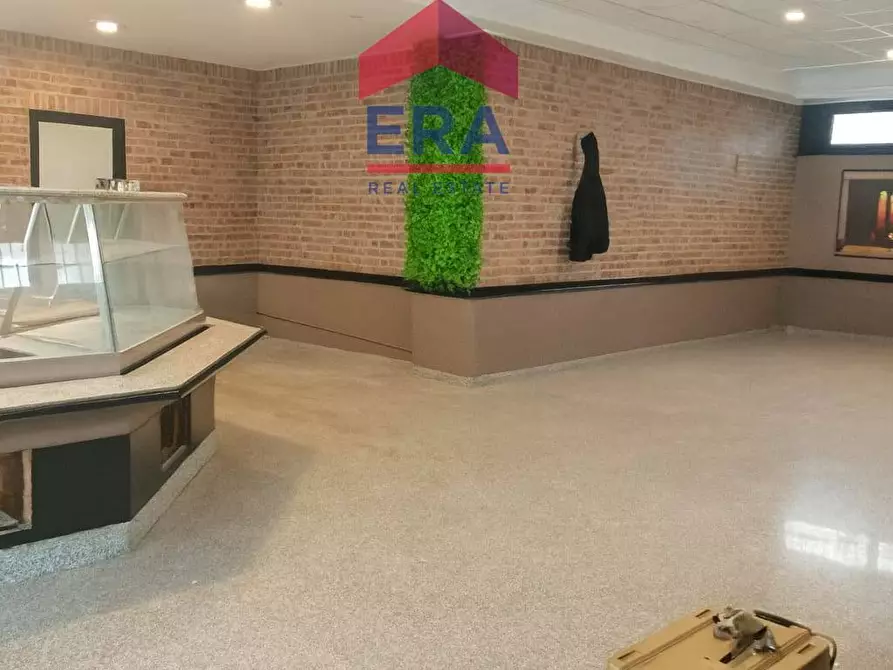 Immagine 3 di Attività commerciale in vendita  in Via Dei Castelli Romani 22 a Pomezia