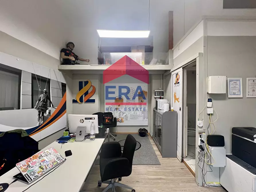 Immagine 3 di Locale commerciale in vendita  in Via Marziale 7 a Roma