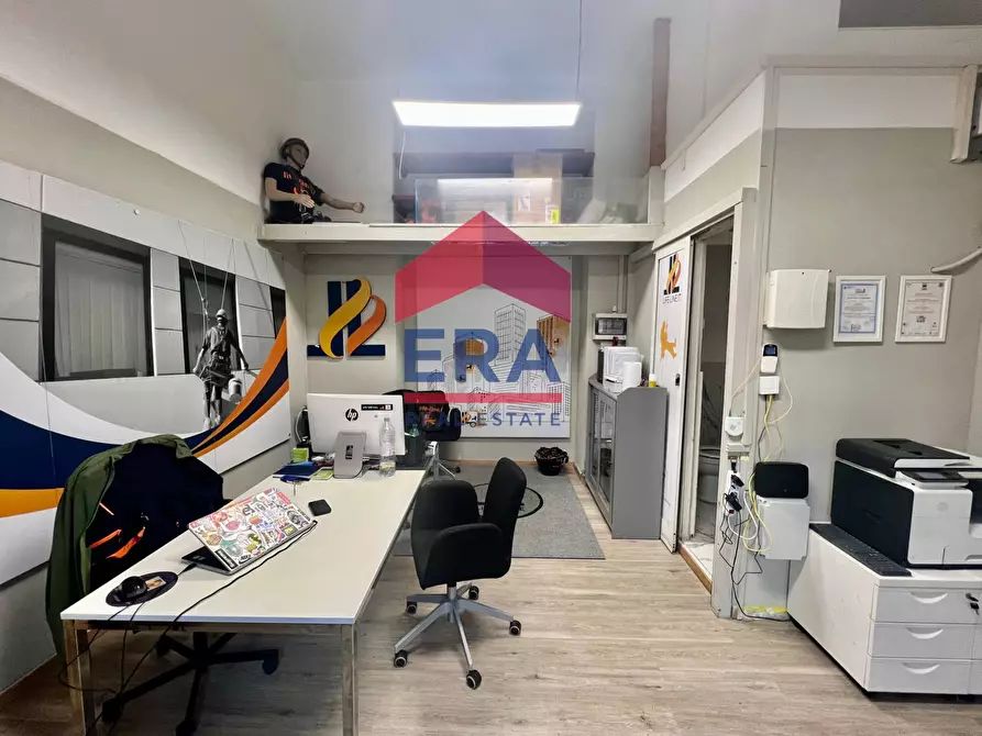 Immagine 4 di Locale commerciale in vendita  in Via Marziale 7 a Roma