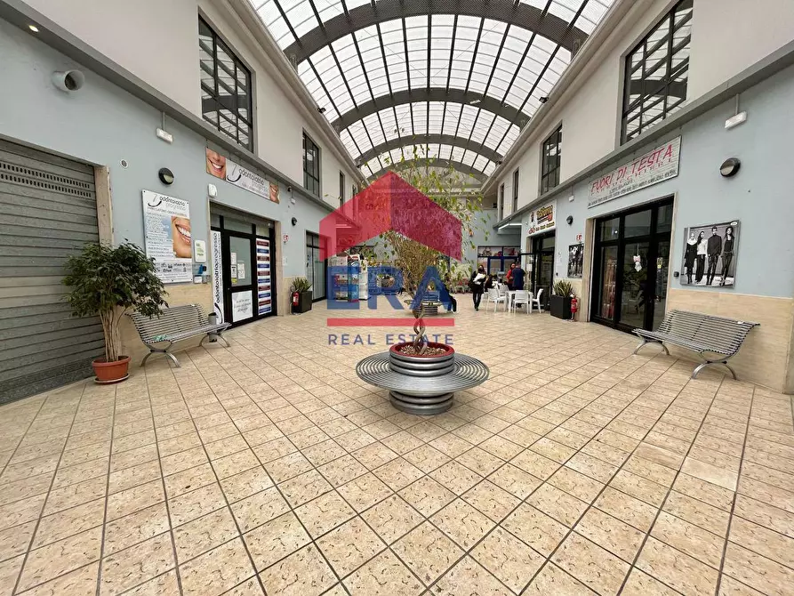 Immagine 3 di Locale commerciale in vendita  in Via A. De Gasperi 4 a Pomezia
