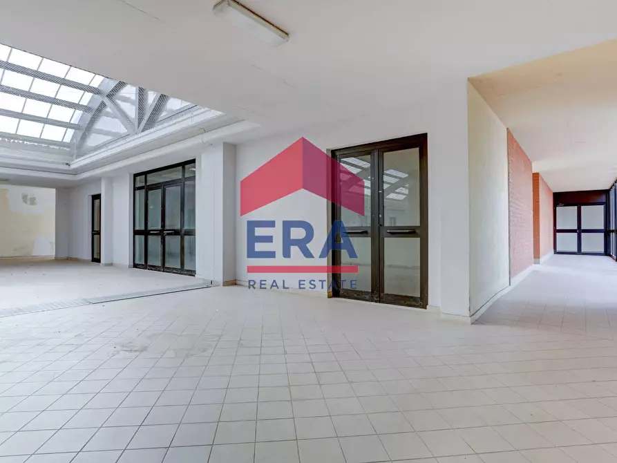 Immagine 7 di Locale commerciale in vendita  in Via A. De Gasperi 4 a Pomezia