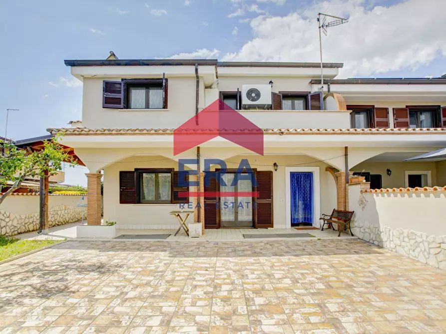 Immagine 1 di Casa semindipendente in vendita  in via Pontedera 15/a a Pomezia