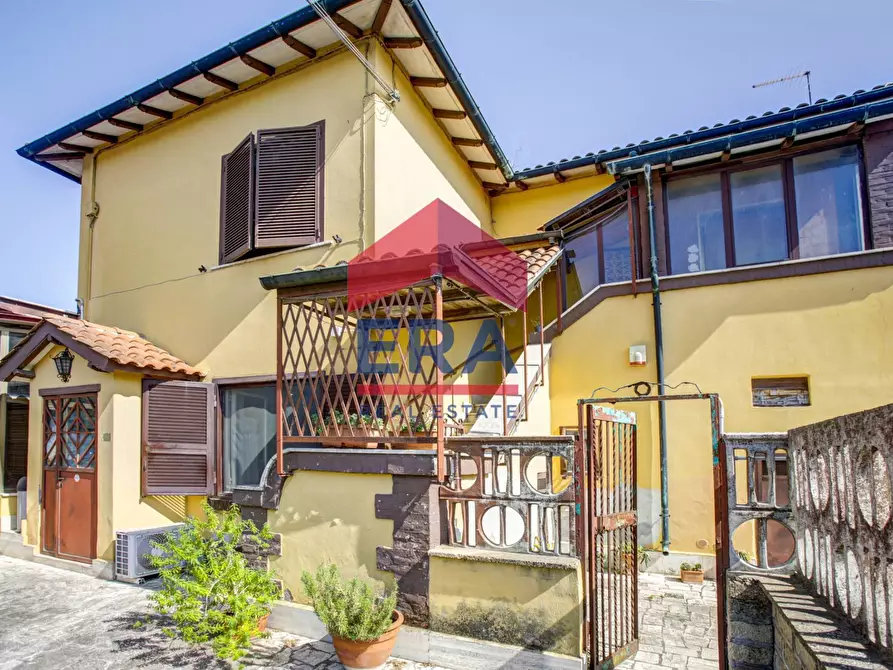 Immagine 6 di Rustico / casale in vendita  in Via dei Castelli Romani 110 a Pomezia