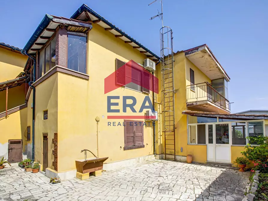 Immagine 7 di Rustico / casale in vendita  in Via dei Castelli Romani 110 a Pomezia