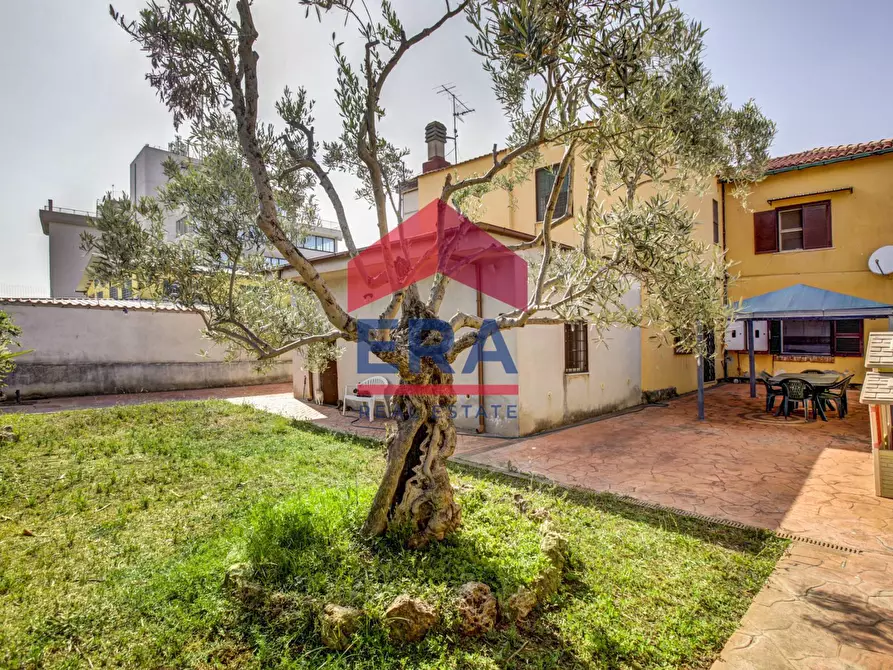 Immagine 18 di Rustico / casale in vendita  in Via dei Castelli Romani 110 a Pomezia