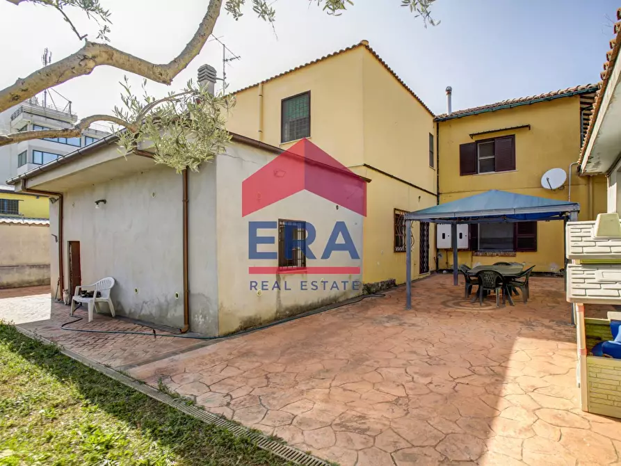 Immagine 19 di Rustico / casale in vendita  in Via dei Castelli Romani 110 a Pomezia