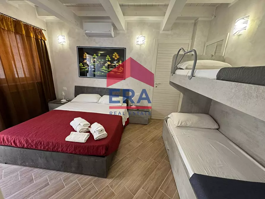 Immagine 2 di Magazzino in vendita  in Viale Della Pesca 30 a Fiumicino