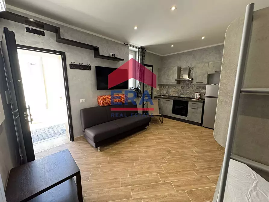 Immagine 4 di Magazzino in vendita  in Viale Della Pesca 30 a Fiumicino