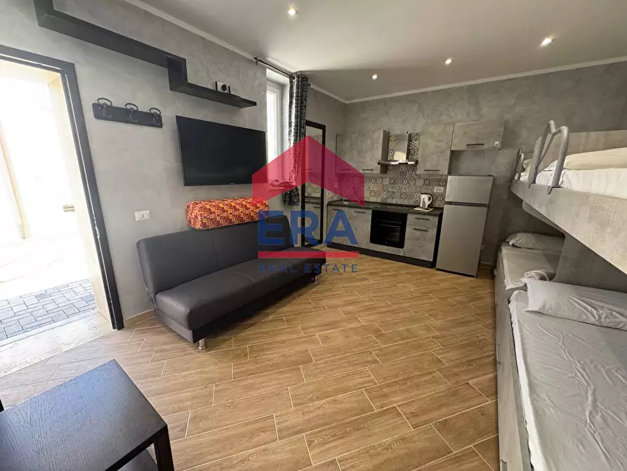 Immagine 5 di Magazzino in vendita  in Viale Della Pesca 30 a Fiumicino